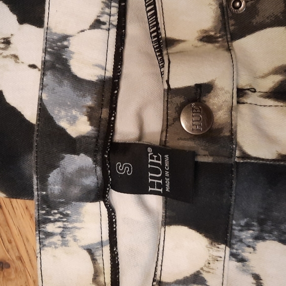 Hue floral print pull up stretch jeans. Size small. - Picture 4 of 4